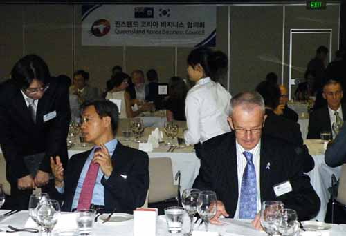 ▲ 지난 4일 열린 QKBC 창립행사에서 담소 중인 정재훈 교수(가운데) ⓒ 뉴데일리 