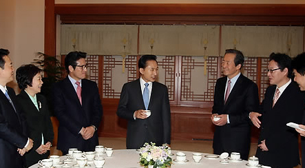 ▲ 이명박 대통령이 12일 오전 청와대에서 한나라당 신임당직자들과 조찬을 함께 하기에 앞서 환담하고 있다. 오른쪽부터 정양석 대표비서실장, 정두언 지방선거기획위원장, 정몽준 대표, 이 대통령, 정병국 사무총장, 정미경 대변인, 남경필 인재영입위원장 ⓒ&nbsp;연합뉴스