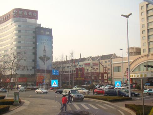 ▲ 칭다오 번화가. 소나타, 아반테가 줄줄이 달린다.