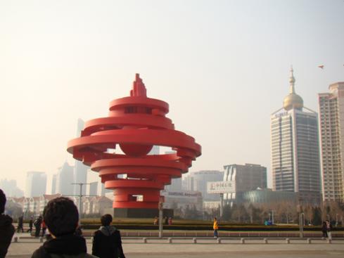 ▲ 칭다오 중심가에 서있는 5.4광장 기념탑.