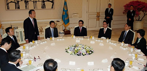 ▲ 이명박 대통령이 12일 오전 청와대에서 한나라당 신임당직자들과 가진 조찬 간담회에서 정몽준 대표가 인사말을 하고 있다. ⓒ 연합뉴스