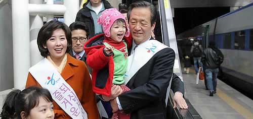 ▲ 한나라당 정몽준 대표가 12일 오전 서울역에서 나경원 의원 등 당직자들과 귀성객들에게 인사를 하고 있다 ⓒ연합뉴스