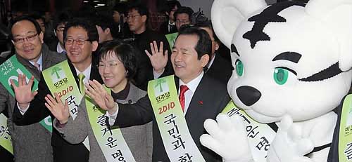 ▲ 민주당 정세균 대표가 12일 오전 서울 용산역에서 이미경 사무총장 등 당직자들과 함께 귀성객들에게 인사를 하고 있다 ⓒ 연합뉴스