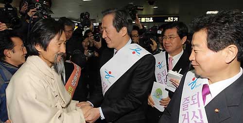 ▲ 한나라당 정몽준 대표가 12일 오전 서울역에서 안상수 원내대표와 함께 귀성객들에게 인사를 하던 중 민주노동당 강기갑 대표를 만나 인사를 나누고 있다 ⓒ 연합뉴스