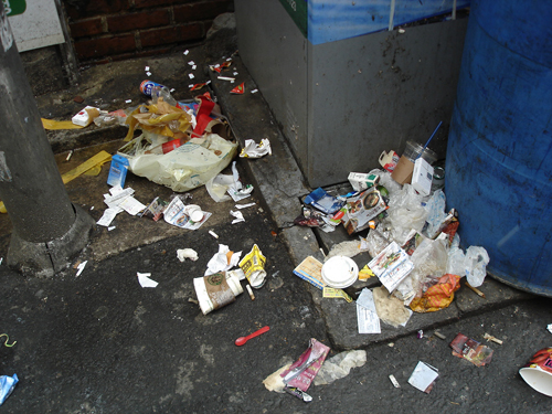 ▲ 서울시 청계천 주변인 종로구 관철동 '젊음의 거리' 골목 에선 버려진 쓰레기를 쉽게 볼 수 있다. ⓒ 뉴데일리