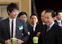 ▲ '월드스타' 비가 이명박 대통령과 대화를 나누고 있다. ⓒ 뉴데일리