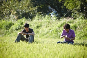▲ 시골 길에서 햄버거를 나눠 먹는 '의형제'.