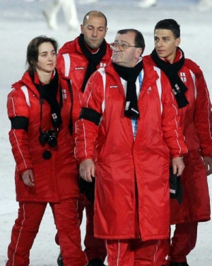 ▲ 13일 밴쿠버 BC플레이스에서 열린 2010 밴쿠버 동계올림픽 개막식에서 그루지야 대표팀이 이날 휘슬러 슬라이딩센터에서 공식 훈련 도중 사망한 그루지야 루지 남자 싱글 대표 노다르 쿠마리타시빌리를 애도하며 검은 밴드를 차고 어두운 표정으로 입장하고 있다. ⓒ&nbsp;연합뉴스