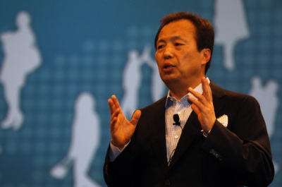 ▲ 삼성전자 신종균 사장이 스페인 바르셀로나에서 열린 전략 스마트폰 '웨이브' 공개 행사에서 삼성 스마트폰 전략을 설명하고 있다ⓒ 뉴데일리