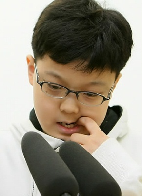 ▲ 천재소년 송유근 군이 2008년 12월 15일&nbsp;서울 도렴동 정부중앙청사별관에서 과학기술연합대학원대학교(UST. 총장 이세경)의 천문연구원 석사과정 입학과 관련해 기자회견을 하던중 손가락을 깨물고 있다. ⓒ&nbsp;연합뉴스