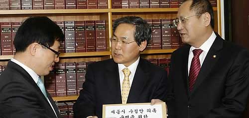 ▲ 민주당 우윤근, 자유선진당 김창수 원내수석부대표(오른쪽)가 16일 오전 국회 본청 의안과에 세종시 수정안 의혹규명 국정조사 요구서를 제출하고 있다 ⓒ연합뉴스 