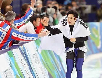 ▲ 16일 밴쿠버 리치몬드 올림픽 오벌에서 열린 2010 밴쿠버 동계올림픽 스피드스케이팅 남자 500m에서 모태범이 1,2차시기 통합 1위를 기록하며 금메달을 확정지은 후 기뻐하고 있다. ⓒ&nbsp;연합뉴스