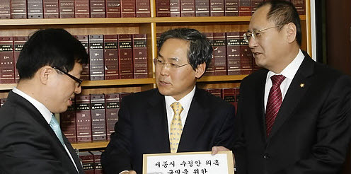 ▲ 민주당 우윤근, 자유선진당 김창수 원내수석부대표(오른쪽)가 16일 오전 국회 본청 의안과에 세종시 수정안 의혹규명 국정조사 요구서를 제출하고 있다 ⓒ 연합뉴스