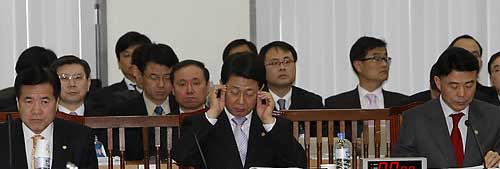 ▲ 이달곤 행안부장관과 강희락 경찰청장(왼쪽), 박연수 소방방재청장(오른쪽)이 16일 오후 국회 행안위 전체회의에 출석, 의원질의를 듣고 있다 ⓒ 연합뉴스