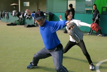 ▲ 이용철 해설위원에게 직접 투구 지도를 받고 있는 홍수아. ⓒ 홍수아 미니홈피&nbsp;