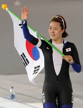 ▲ 17일 오전(한국시간) 리치몬드 올림픽 오벌 경기장에서 열린 밴쿠버 동계올림픽 여자 스피드 스케이팅 500m에서 우승한 이상화가 태극기를 흔들고 있다. &nbsp;ⓒ&nbsp;연합뉴스