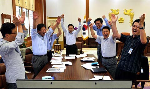 ▲ 2008 베이징 올림픽 당시 청와대 집무실에서 우리 선수단을 응원하고 있는 이명박 대통령. ⓒ 연합뉴스