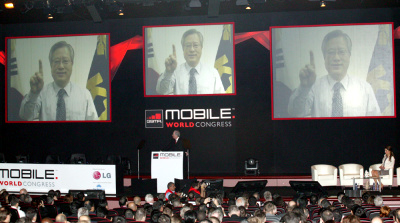 ▲ KT 이석채 회장이 &lsquo;1GOAL&rsquo;:EDUCATION FOR ALL&rsquo;캠페인을 지지한다는 메시지를 보내고 있다 ⓒ 뉴데일리