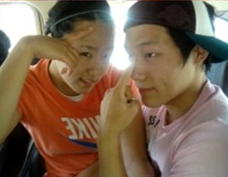 ▲ 귀여운 포즈로 사진을 찍고 있는 이상화와 모태범.&nbsp; ⓒ 모태범 홈페이지&nbsp;&nbsp;