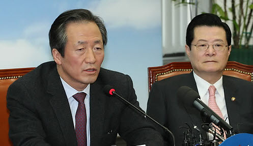 ▲ 한나라당 정몽준 대표가 18일 오전 국회에서 열린 최고위원회의에서 이른바 '빨치산교사 무죄' 사건에 대해 개탄하고 있다 ⓒ 연합뉴스