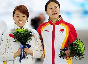 ▲ 금메달을 딴 이상화 선수(왼쪽)와 동메달을 딴 왕베이싱 선수(오른쪽)가 시상대에서 환하게 웃고 있다ⓒ 뉴데일리
