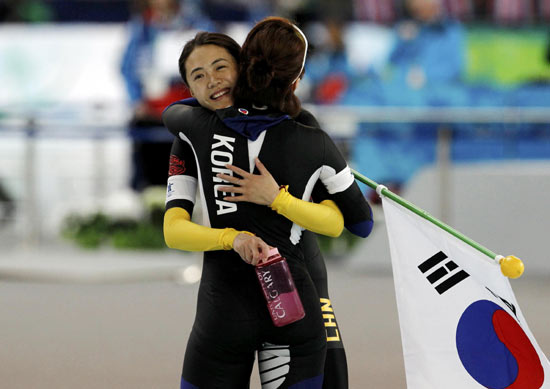 ▲ 2010 밴쿠버 동계올림픽 스피드 스케이팅 여자 500m 경기에서 동메달을 딴 왕베이싱 선수가 금메달을 딴 이상화 선수를 아낌없이 껴안으며 축하해주고 있다&nbsp;ⓒ 뉴데일리