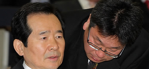 ▲ 민주당 정세균 대표(왼쪽)가 18일 오전 국회에서 열린 정책의원총회에서 강기정 의원과 대화하고 있다 ⓒ연합뉴스