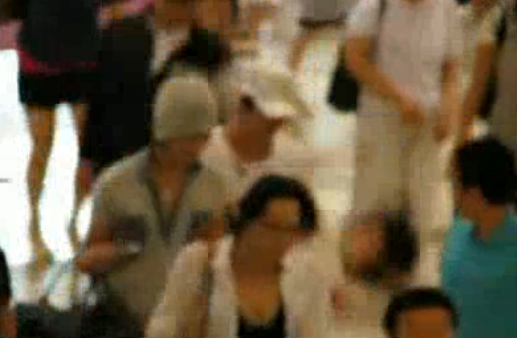 ▲ 가슴에 하트 무늬가 그려진 티를 입은 한 여성팬을 검은티를 입은 한 남자가 붙잡아 바닥으로 내동댕이 치고 있는 모습.