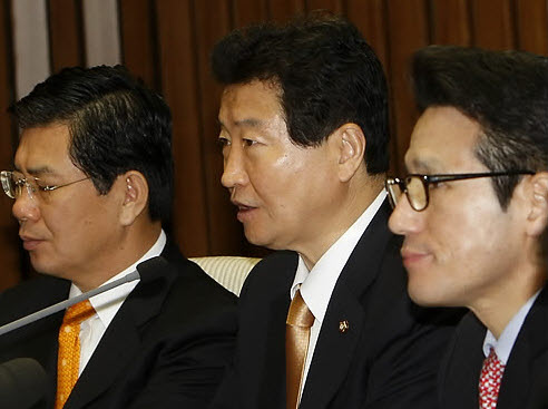 ▲ 한나라당 안상수 원내대표가 19일 오전 국회에서 열린 주요당직자회의에서 이른바 '빨치산 전교조 교사'에 대한 법원의 무죄 판결에 대한 규탄 발언을 하고 있다 ⓒ&nbsp;연합뉴스