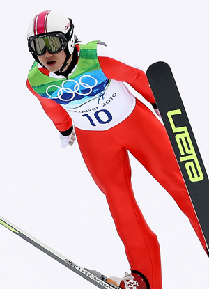 ▲ 2010년 밴쿠버 동계올림픽 개막일인 13일 캐나다 휘슬러 올림픽 파크에서 열린 스키점프 개인 예선경기에서 최용직이 점프를 하고 있다 ⓒ&nbsp;연합뉴스