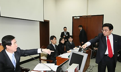 ▲ 민주당 전병헌 의원(오른쪽)이 19일 오전 국회에서 열린 문화체육관광방송통신위원회 전체회의에서 고흥길 위원장(왼쪽)이 문화예술위원회 업무보고 순서를 맨 마지막으로 바꾸자 서로 삿대질하며 다투고 있다 ⓒ연합뉴스 