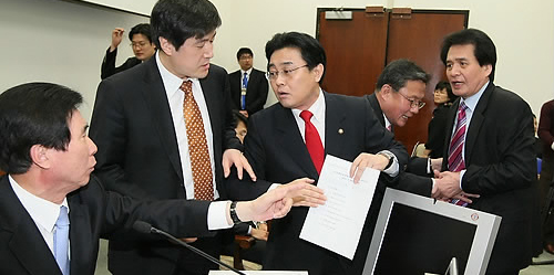 ▲ 민주당 전병헌 의원이 19일 오전 국회에서 열린 문화체육관광방송통신위원회 전체회의에서 고흥길 위원장이 문화예술위원회 업무보고 순서를 맨 마지막으로 바꾼 것을 두고 고흥길 문방위원장에게 항의하자 여당의원들이 말리고 있다 ⓒ 연합뉴스