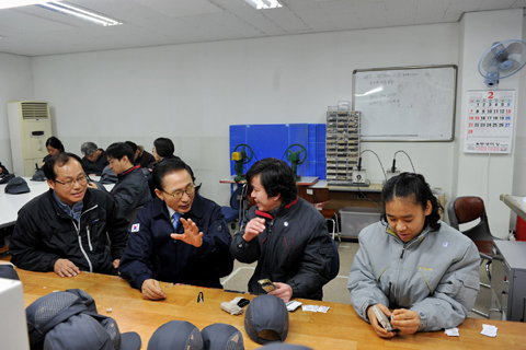 ▲ 19일 서울 노원구에 위치한 사회적 기업 '동천'을 방문한 이명박 대통령이 현장 근로자들과 대화를 나누고 있다. ⓒ 뉴데일리 <=청와대 제공>