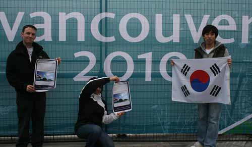 ▲ 미국 워싱턴 대학교의 독도알리기운동본부 회원들은 13일 캐나다 밴쿠버에서 독도 홍보 활동을 벌였다. ⓒ 뉴데일리 