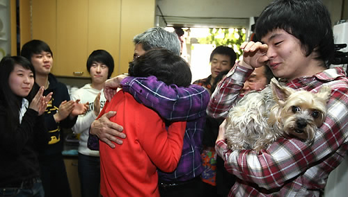 ▲ 이상화 선수의 금메달 소식을 듣고 이 선수의 가족들이 함께 모여 눈물을 흘리며 기뻐하고 있다 ⓒ&nbsp;연합뉴스