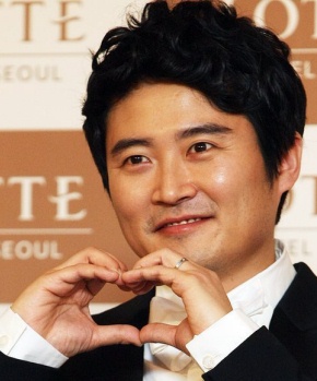 ▲ 오는 3월 6일 11세 연하의 액세서리 디자이너 윤모씨와 웨딩마치를 울리는 배우 임호가 19일 오후 소공동 롯데호텔에서 열린 결혼 기자회견에서 포즈를 취하고 있다. ⓒ&nbsp;연합뉴스