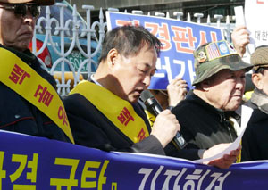 ▲ 10여 개 보수 시민단체가 19일 전주지법 앞에서 &lsquo;빨치산 교육 전교조 교사 무죄판결&rsquo; 규탄 기자회견을 가졌다. ⓒ&nbsp;장재균 기자&nbsp;