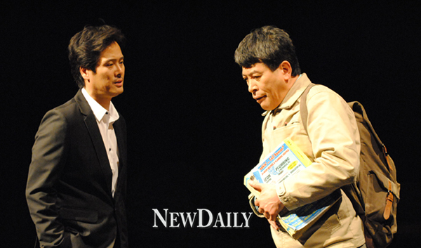 ▲ 배우 남경읍(우) 남경주(좌) 형제가 연극 '레인맨'을 연기하고 있다ⓒ 뉴데일리