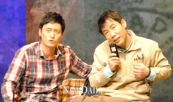 ▲ 배우 박상원(우) 원기준(좌) 형제가 연극 '레인맨'을 연기하고 있다ⓒ 뉴데일리
