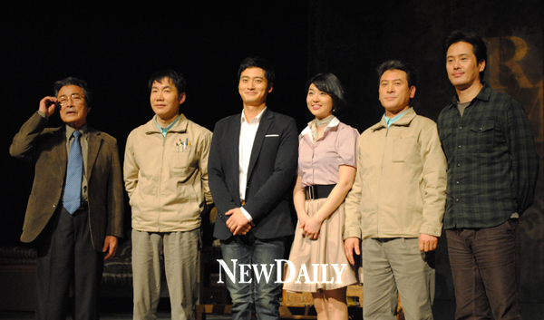 ▲ 19일 연극 '레인맨' 공연을 마치고 배우들이 인사를 하고 있다&nbsp;&nbsp;ⓒ 뉴데일리