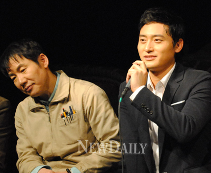 ▲ 배우 박상원(좌)과 원기준(우)이 '레인맨'을 연기한 소감에 대해 말하고 있다&nbsp;ⓒ 뉴데일리