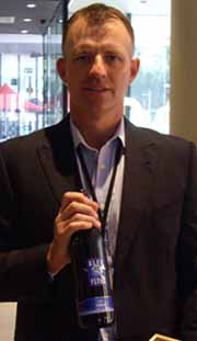 ▲ 한국 수출용으로 제작된 블루프라이어 와인을 설명하는 스테판 일리지 스마트라이프 그룹 사장 ⓒ 뉴데일리 