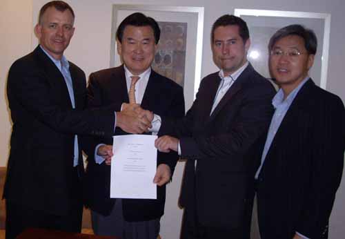 ▲ 고영진 한국국제대 총장은 FH그룹과 소믈리에 교육과정 참여를 내용으로 하는 MOU를 체결했다. 왼쪽부터 스테판 일리지 스마트라이프 사장, 고 총장, 존 포맨 FH그룹 회장, 정재훈 퀸즐랜드주립대 교수 ⓒ 뉴데일리 