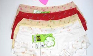 ▲ 설날 상여금으로 대신 나눠준 팬티들. ⓒ 온바오닷컴 캡처