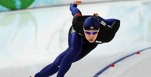 ▲ 21일 오전(한국시간) 2010 밴쿠버 동계올림픽 남자 스피드 스케이팅 1500m 경기가 열린 리치몬드 올림픽 오벌에서 모태범이 질주하고 있다.ⓒ&nbsp;연합뉴스