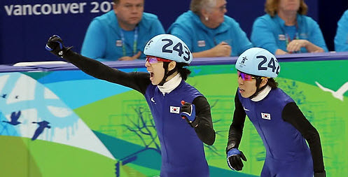 ▲ 21일 밴쿠버 퍼시픽 콜리시움에서 열린 2010 밴쿠버 동계올림픽 남자 쇼트트랙 1000미터 결승에서 이정수가 1위로 들어온 후 기뻐하고 있다. 같이 결승에 진출한 이호석은 은메달을 차지했다 ⓒ&nbsp;연합뉴스