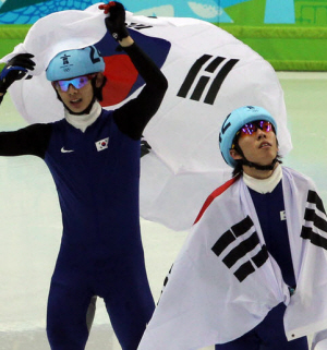 ▲ 21일 오후(한국시간) 2010 밴쿠버 동계올림픽 남자 쇼트트랙 1000m 결승에서 이정수(좌)와 이호석(우)이 금, 은메달을 차지했다. 경기 후 두 선수가 태극기를 들고 트랙을 돌고 있다 ⓒ&nbsp;연합뉴스