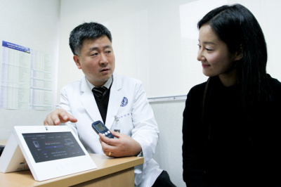 ▲ 강남세브란스병원의 내분비당뇨병센터 의사가&nbsp;KT의 스타일폰을 이용한 혈당체크 전송 및 이용방법을 설명하고 있다. ⓒ 뉴데일리