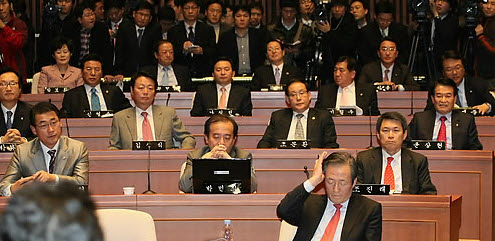 ▲ 한나라당은 22일 의원총회를 열고 세종시에 대한 본격 토론에 나선 가운데, 앞줄에 자리 잡은 정몽준 대표가 고민스러운 표정을 짓고 있다. ⓒ 연합뉴스