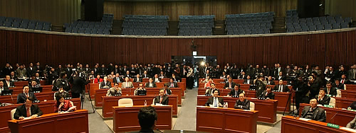 ▲ 세종시 당론 문제를 논의하기 위해 22일 오후 국회 예결위회의장에서 열린 한나라당 의원총회에서 안상수원내대표가 발언하고 있다 ⓒ연합뉴스